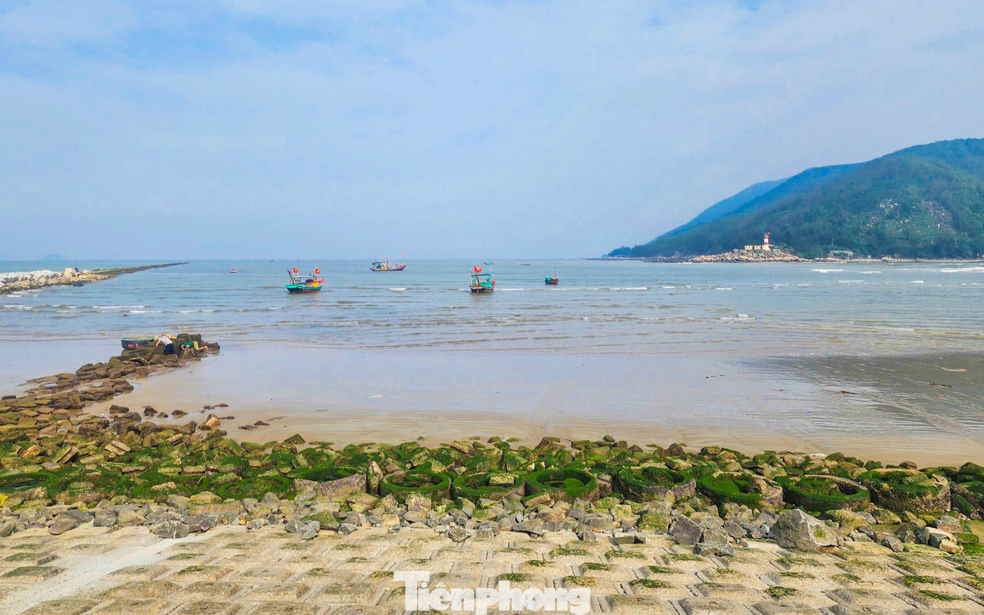 Với vẻ đẹp thiên nhiên riêng biệt, “cung đàn biển” Thiên Cầm luôn là địa điểm hấp dẫn du khách.