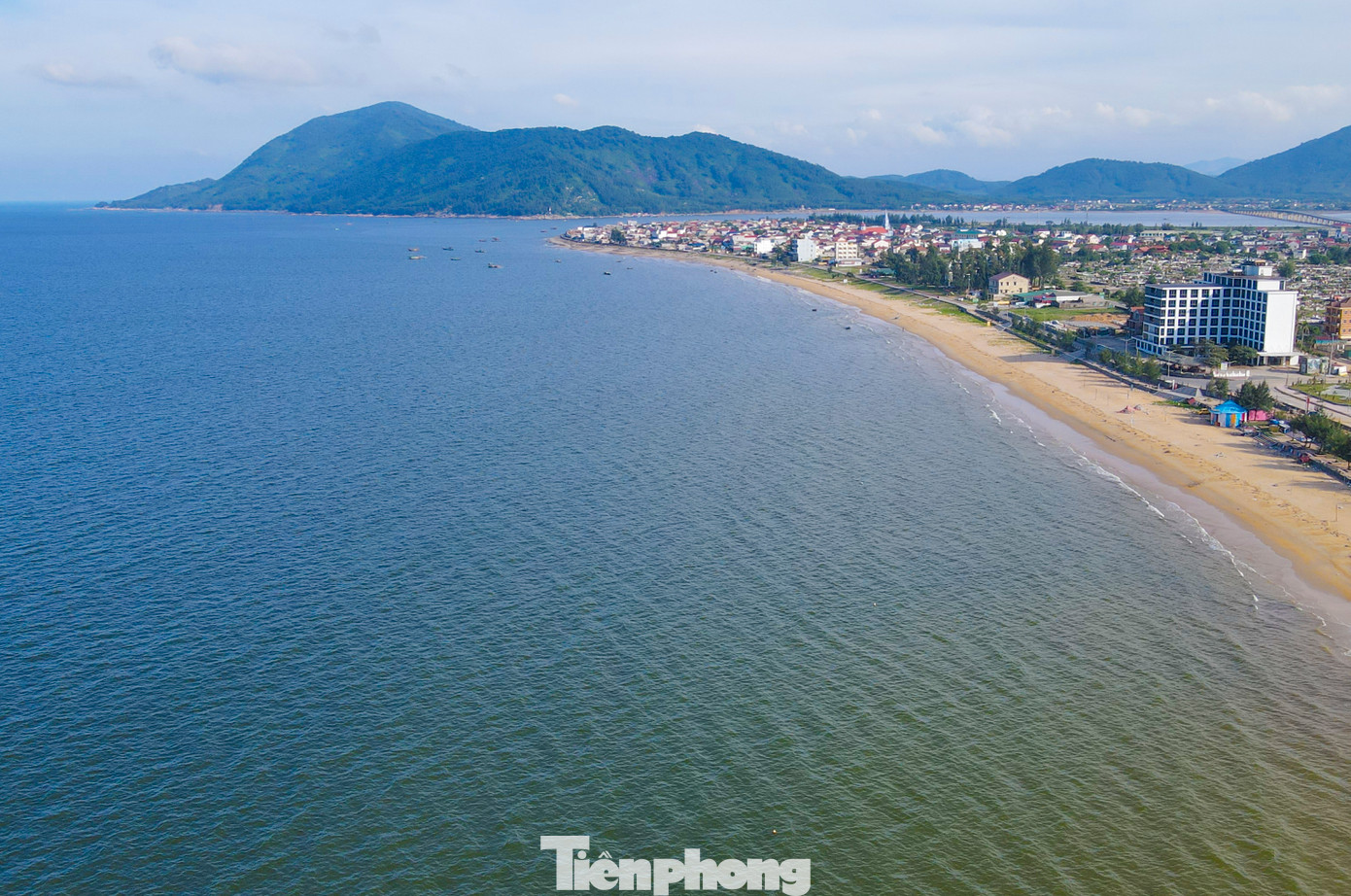 Biển Thiên Cầm thuộc huyện Cẩm Xuyên, cách trung tâm TP. Hà Tĩnh khoảng 25 km, gồm quần thể núi, biển, đền, chùa, khu lưu trú. Đây là điểm đến quen thuộc của nhiều người dân địa phương và du khách gần xa. Với dáng dấp hình cánh cung, bãi cát trải dài gần 3km - nơi đây được mệnh danh là “cung đàn biển” của miền Trung.