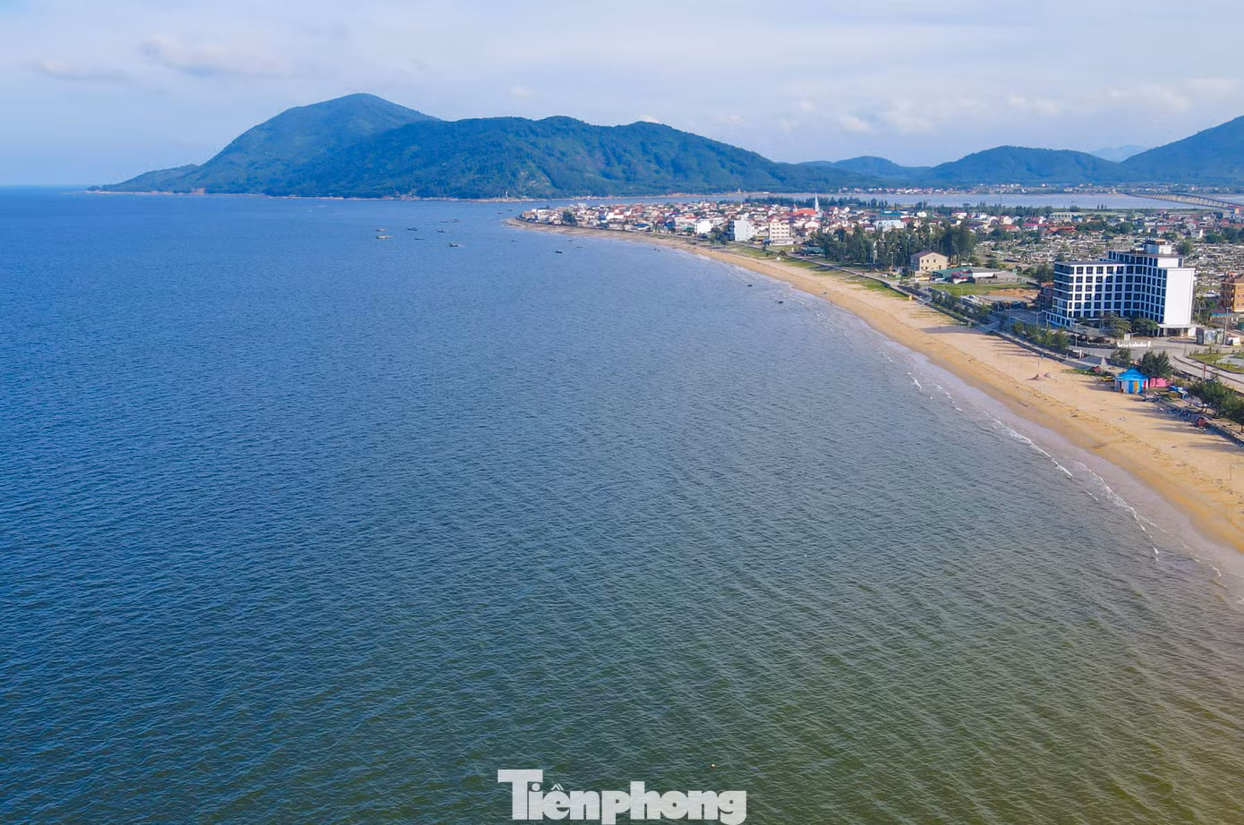 Biển Thiên Cầm thuộc huyện Cẩm Xuyên, cách trung tâm TP. Hà Tĩnh khoảng 25 km, gồm quần thể núi, biển, đền, chùa, khu lưu trú. Đây là điểm đến quen thuộc của nhiều người dân địa phương và du khách gần xa. Với dáng dấp hình cánh cung, bãi cát trải dài gần 3km - nơi đây được mệnh danh là “cung đàn biển” của miền Trung.