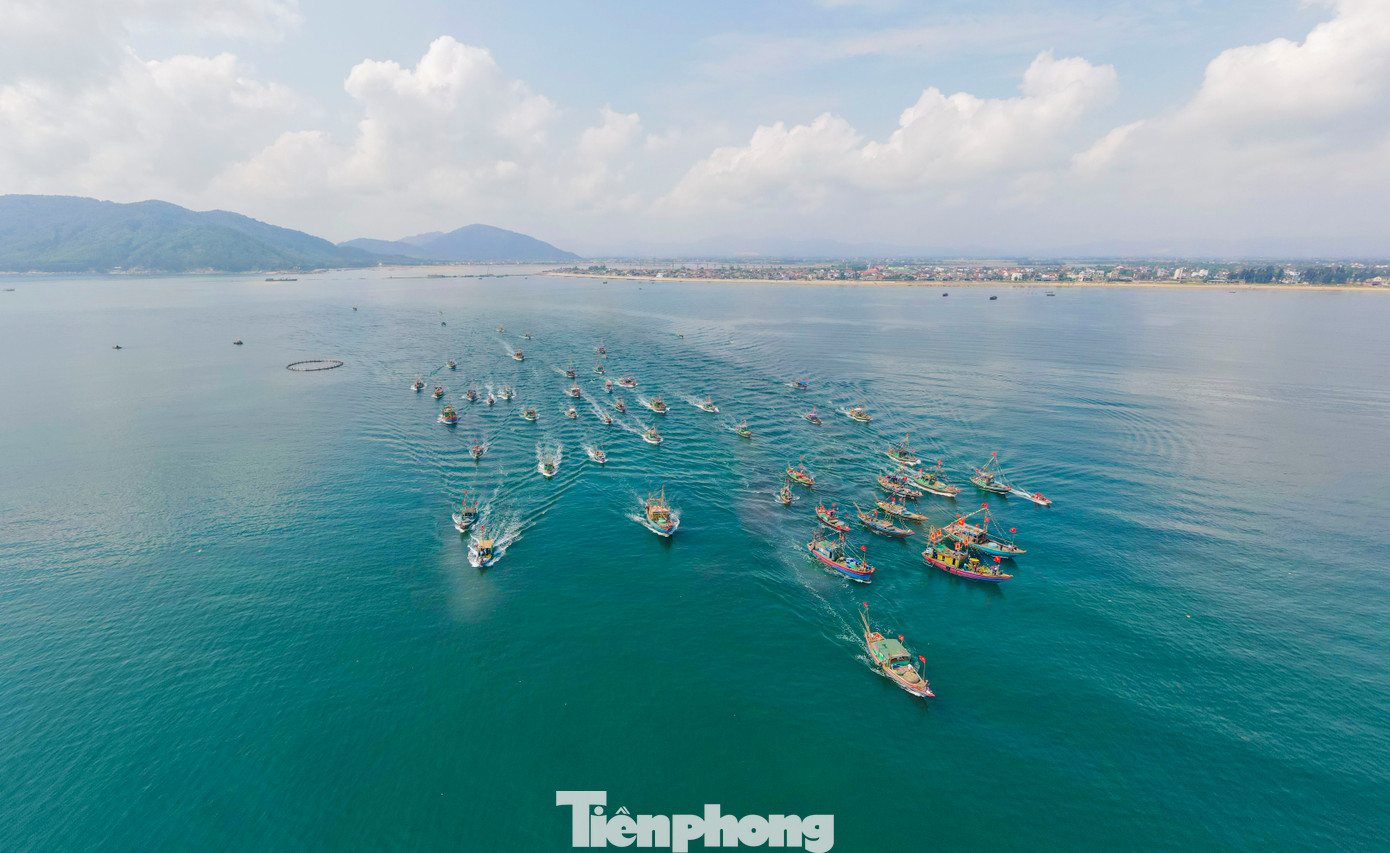 Hay trải nghiệm các lễ hội cầu ngư đặc sắc, độc đáo, có tuổi đời hàng trăm năm. Du khách còn có thể đi tham quan chợ cá lúc rạng sáng ven bờ kè của làng chài Cẩm Nhượng lâu đời.