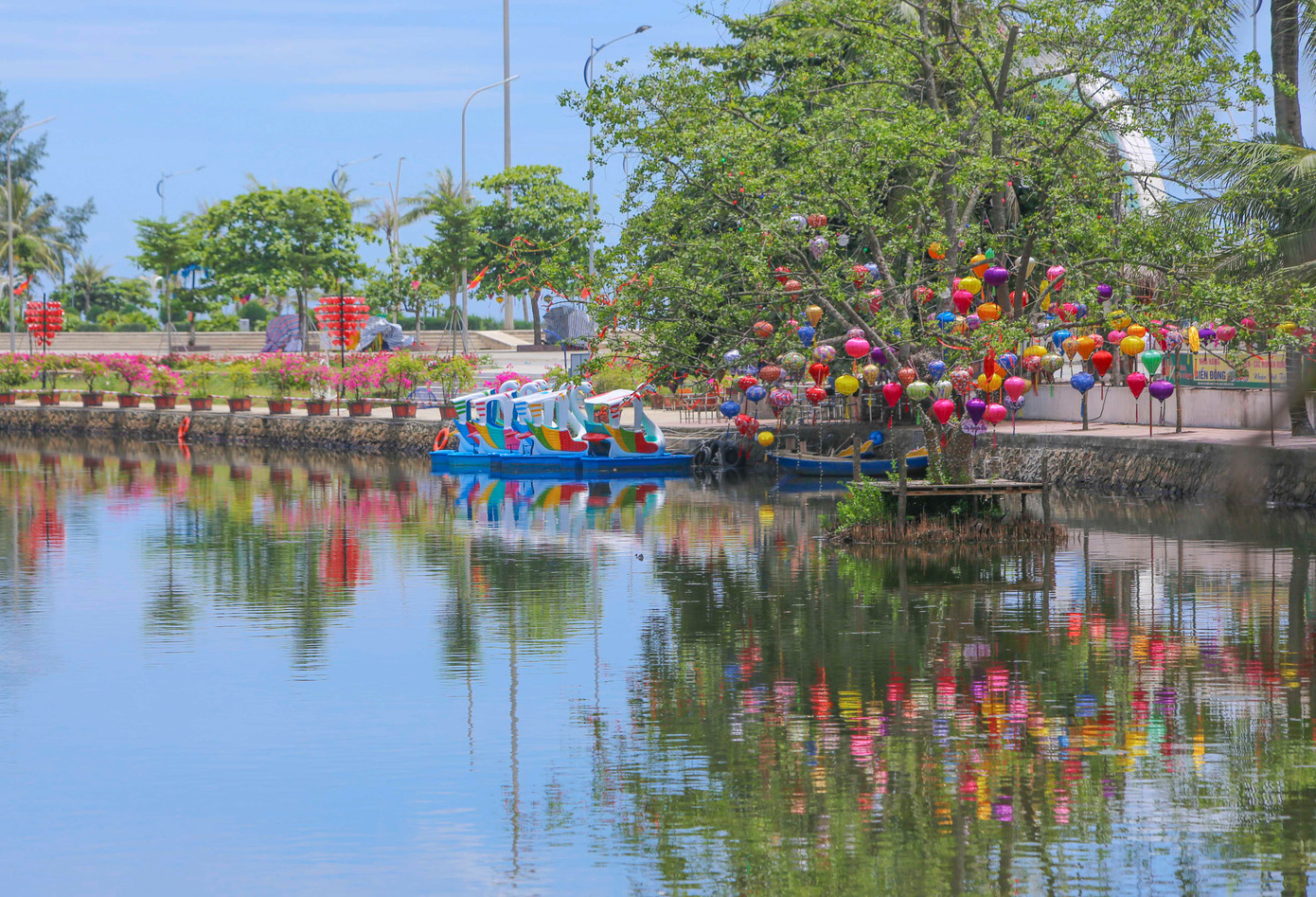 “Đây là lần thứ 3, tôi cùng gia đình về với biển Xuân Thành để nghỉ dưỡng, thưởng thức hải sản tươi ngon. Khác hẳn trước đây, năm nay, du lịch Xuân Thành thay đổi rất nhiều, tạo cảm giác thoải mái, thư thái”, chị Quyên (35 tuổi, Hà Nội) chia sẻ. “Đây là lần thứ 3, tôi cùng gia đình về với biển Xuân Thành để nghỉ dưỡng, thưởng thức hải sản tươi ngon. Khác hẳn trước đây, năm nay, du lịch Xuân Thành thay đổi rất nhiều, tạo cảm giác thoải mái, thư thái”, chị Quyên (35 tuổi, Hà Nội) chia sẻ.