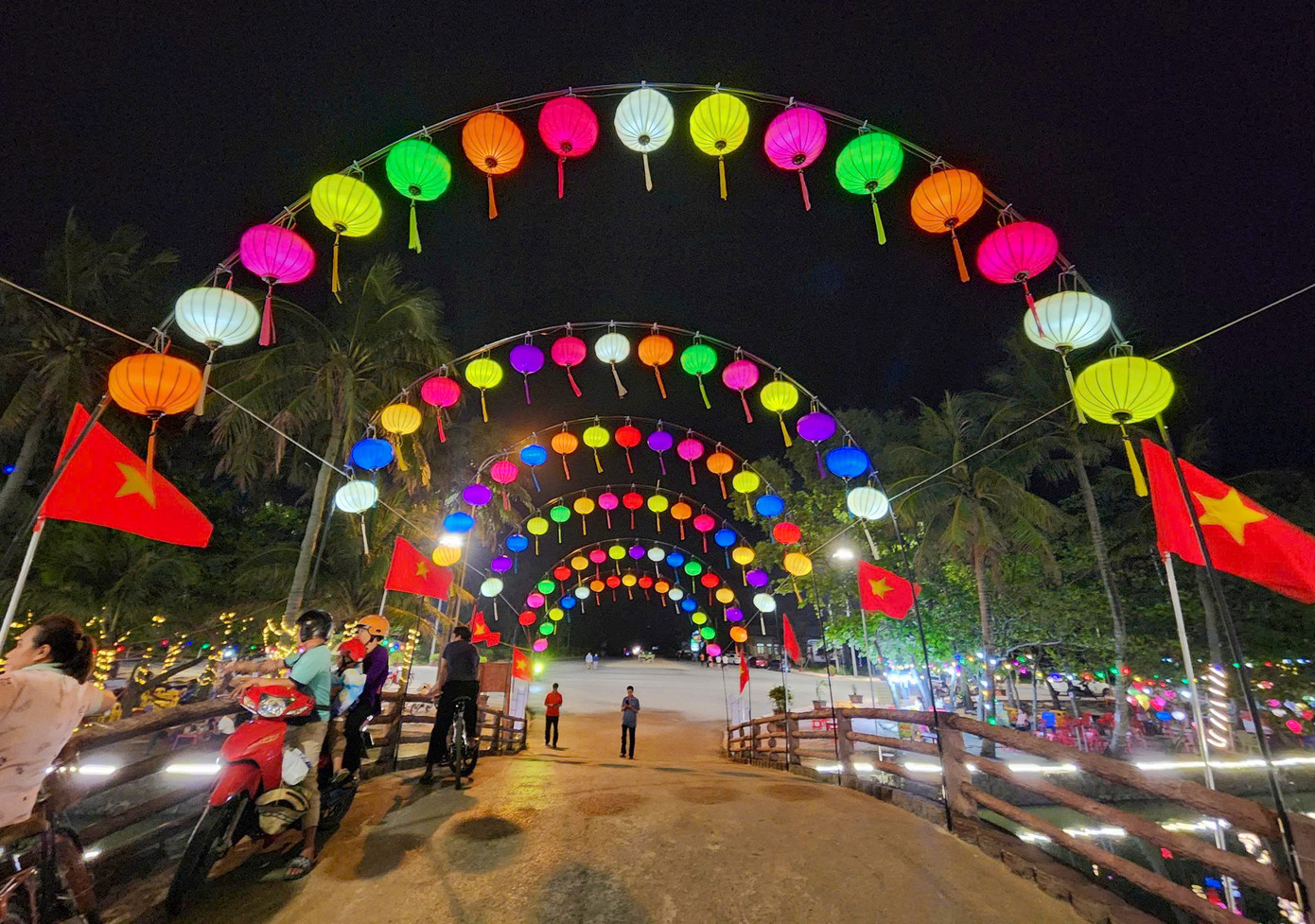 Về đêm, Khu du lịch biển Xuân Thành còn nổi bật với những khu nghỉ dưỡng cao cấp sát biển. Khi mặt trời tắt nắng cũng là lúc hàng ngàn chiếc đèn lồng rực rỡ sắc màu, tỏa sáng trong đêm, mang đến một không gian mới lạ đầy thích thú. Về đêm, Khu du lịch biển Xuân Thành còn nổi bật với những khu nghỉ dưỡng cao cấp sát biển. Khi mặt trời tắt nắng cũng là lúc hàng ngàn chiếc đèn lồng rực rỡ sắc màu, tỏa sáng trong đêm, mang đến một không gian mới lạ đầy thích thú.