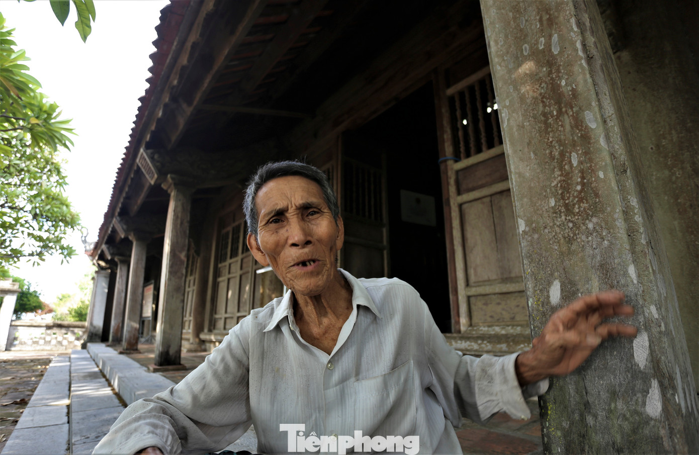 "Chứng kiến các hạng mục của đình ngày một xuống cấp theo thời gian, tôi rất lo lắng. Địa phương đã đôi lần tu bổ nhưng không thay đổi được nhiều. Hy vọng di tích Quốc gia được quan tâm đúng mức hơn, cùng với đó là phát huy giá trị văn hóa địa phương, lễ hội tại đình", ông Nguyễn Văn Đào (83 tuổi - người trông coi đình Hội Thống), cho biết.