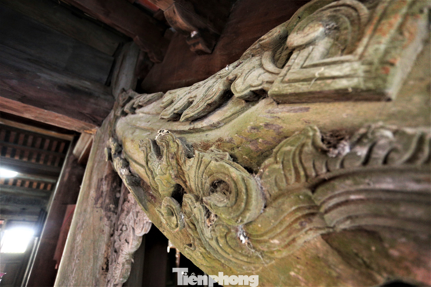 Hoa văn chạm khắc rồng phượng tinh xảo trên các cột, kèo, vì gỗ lim tại đình.