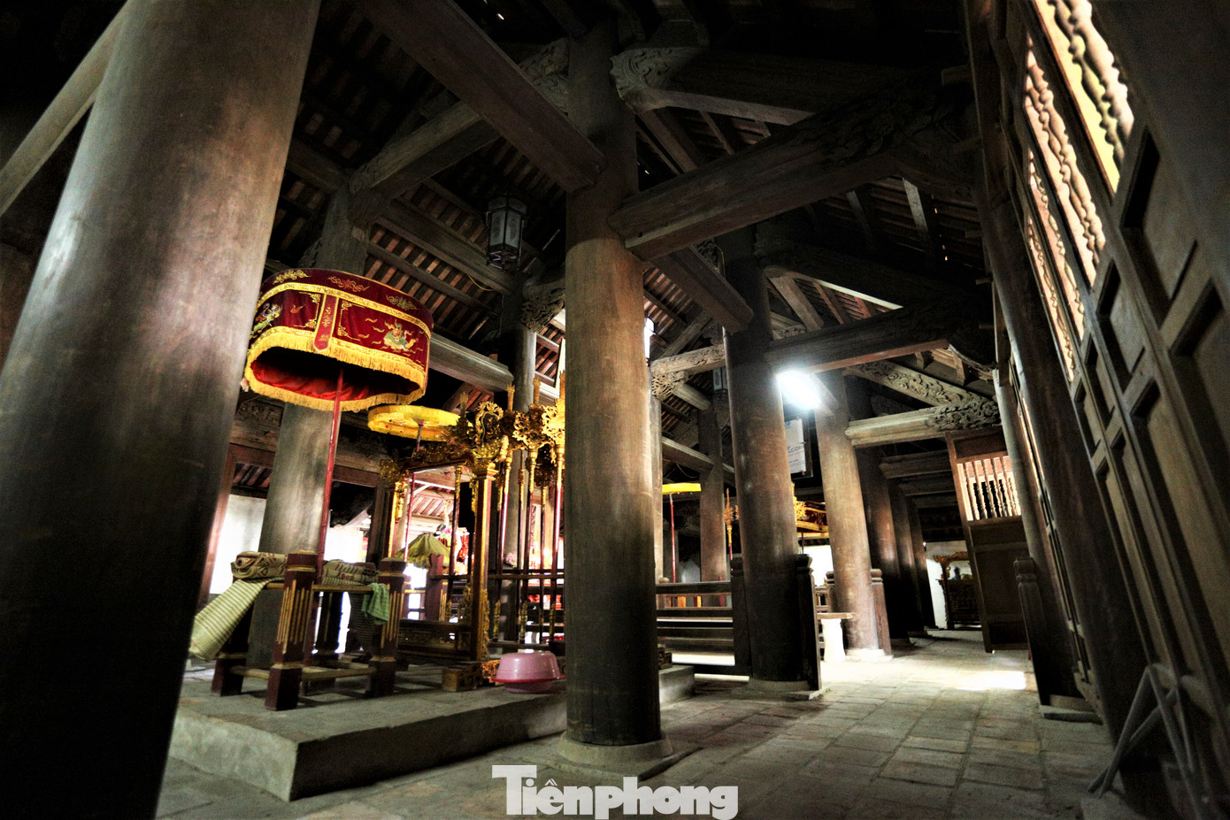 Đình có 7 gian, 32 chân cột bằng gỗ lim (mỗi cột lớn chu vi đến 1,7 m). Gian chính đặt hương án, 2 gian tả - hữu đắp nổi làm nơi ngồi cho quan viên theo thứ bậc. Sân đình Hội Thống rộng, bên trái là nhà bia, bên phải là miếu thờ thổ thần. Ngoài cổng phía trước đình là khoảng ruộng rộng, hàng năm diễn ra lễ Hạ Điền, sau khi tế thần Thành Hoàng.