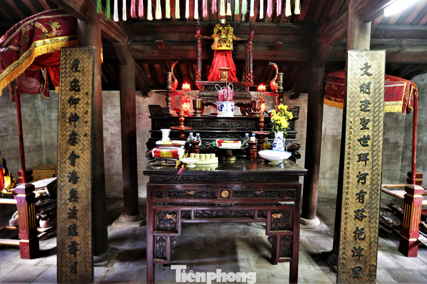 Trong đình hiện còn lưu giữ cặp câu đối và mũ thượng triều.