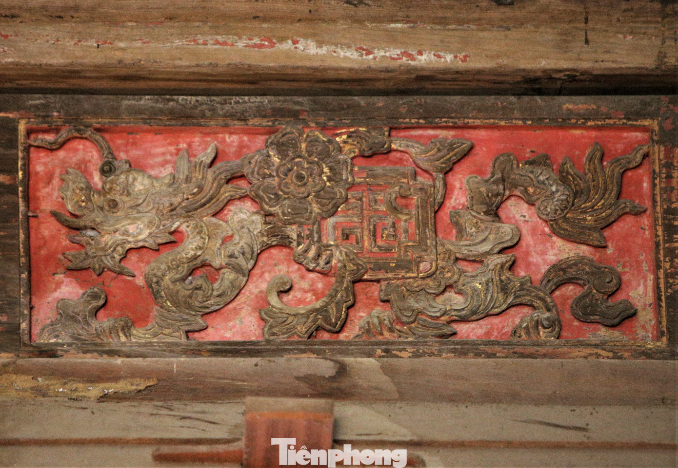 Hoa văn chạm khắc rồng phượng tinh xảo trên các cột, kèo, vì gỗ lim tại đình.