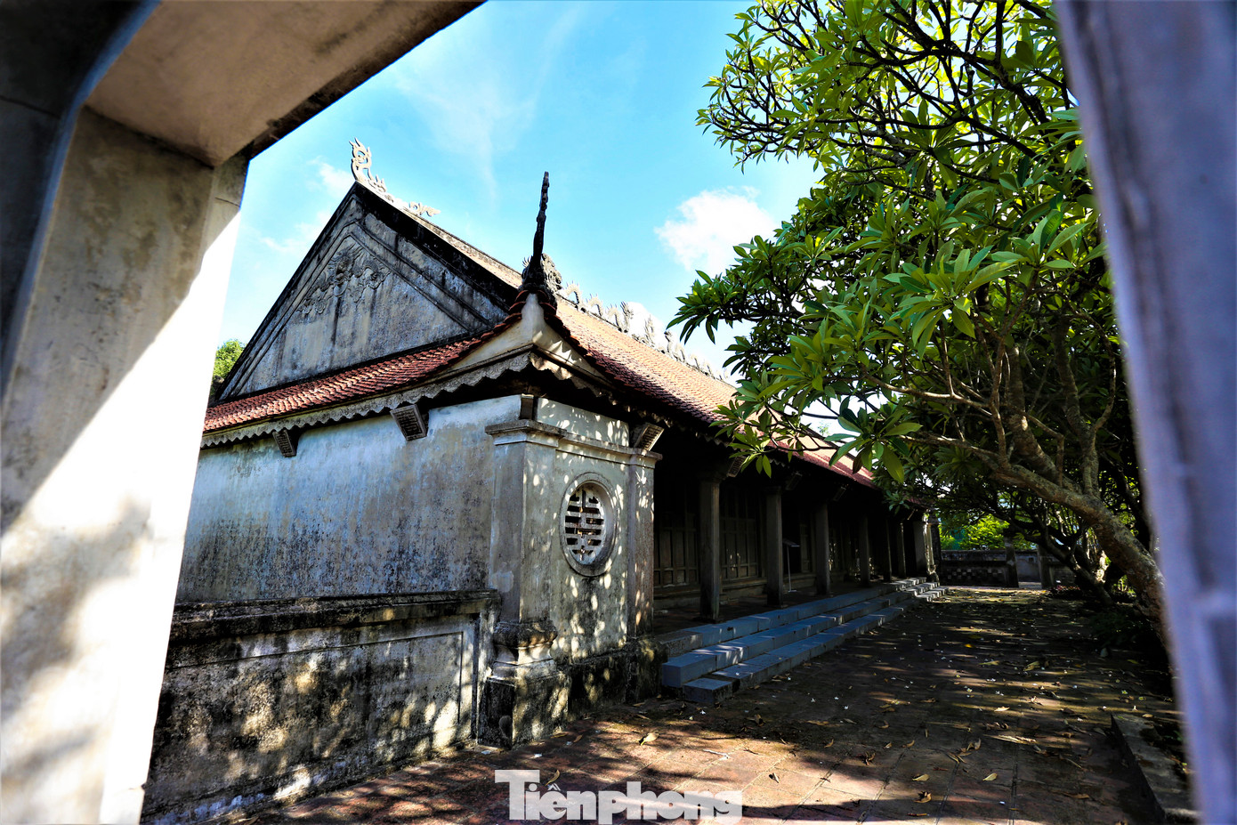 Đình thờ thành hoàng Tô Hiến Thành, hiệu Lý thái úy Tô Đại Liêu, được sắc phong “Thượng đẳng thần”, là một hiền tướng đời nhà Lý. Từ ngoài cổng chính đi vào là hai ngôi nhà 5 gian, trước kia dùng để tiếp khách. Sau đó là khoảng sân rộng và chính điện, hạ điện.