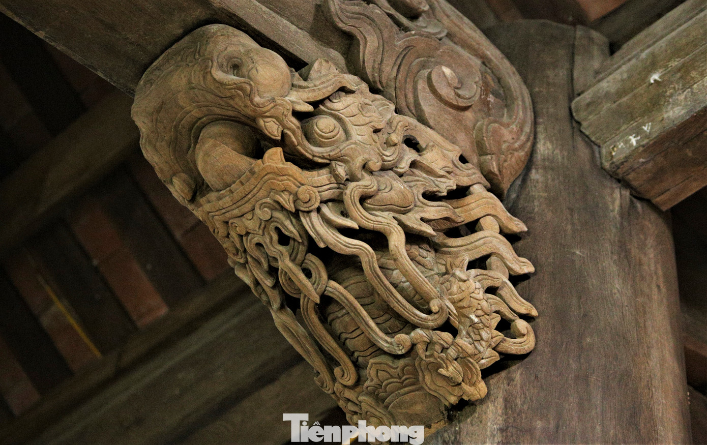 Hoa văn chạm khắc rồng phượng tinh xảo trên các cột, kèo, vì gỗ lim tại đình.