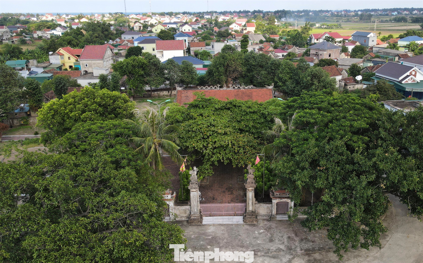 Đình Hội Thống (còn gọi là đình Kiên Nghĩa) được xây dựng năm 1659, hoàn thành năm 1660, đến nay đã qua nhiều lần sửa chữa. Công trình tọa lạc trên khu đất rộng 2.500 m2 tại làng Hội Thống, xã Xuân Hội, huyện Nghi Xuân, Hà Tĩnh). Đây là một trong những ngôi đình cổ xưa nhất miền quê xứ Nghệ.