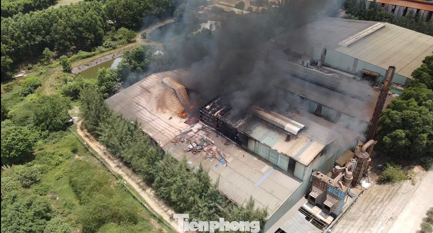 Cháy lớn tại kho chứa rác.