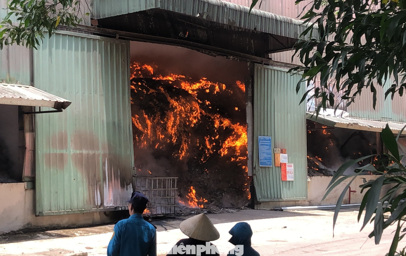 Lửa ngùn ngụt, bốc cháy dữ dội bên trong kho.