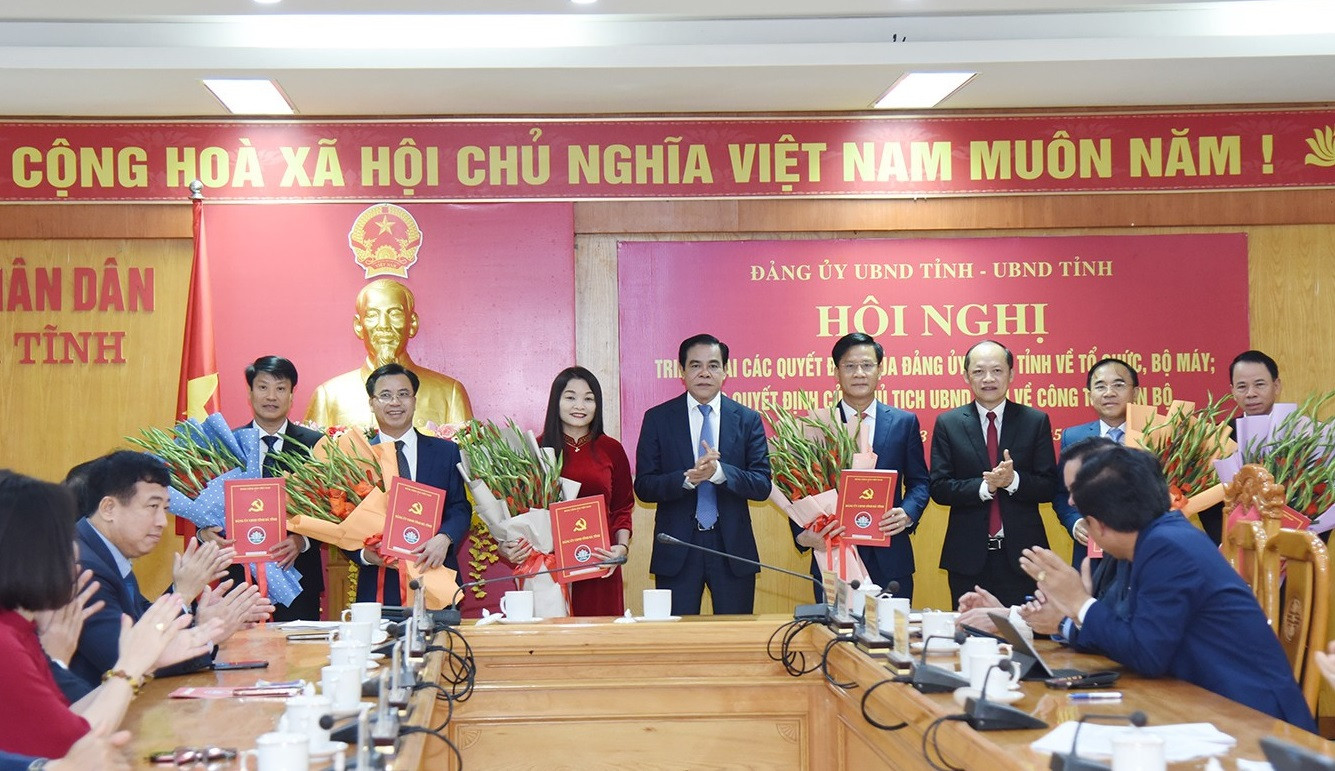 Chủ tịch UBND tỉnh Võ Trọng Hải và Phó Chủ tịch Thường trực UBND tỉnh Nguyễn Hồng Lĩnh tặng hoa chúc mừng các đảng bộ, chi bộ mới thành lập. Ảnh: Báo Hà Tĩnh.