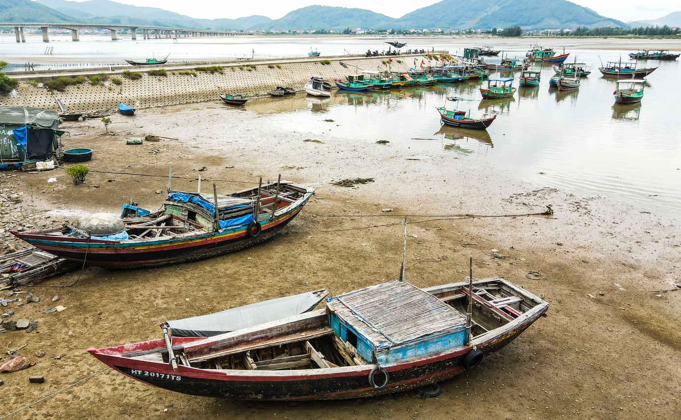 Còn tại khu neo đậu ở xã Thiên Cầm, nhiều tàu cá ngư dân do lâu không sử dụng cũng xuống cấp, hư hỏng, nằm la liệt ở bãi neo đậu.