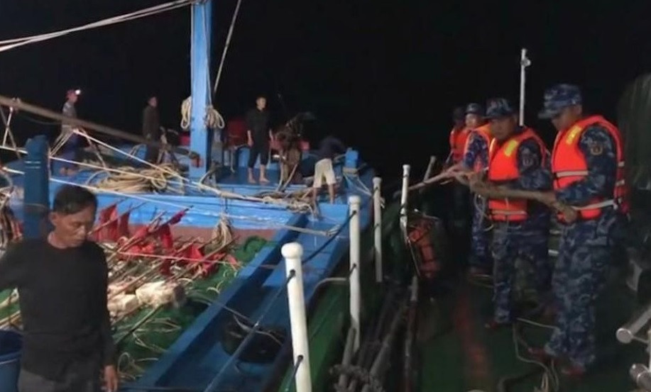 Lực lượng chức năng tiếp cận tàu cá gặp nạn.