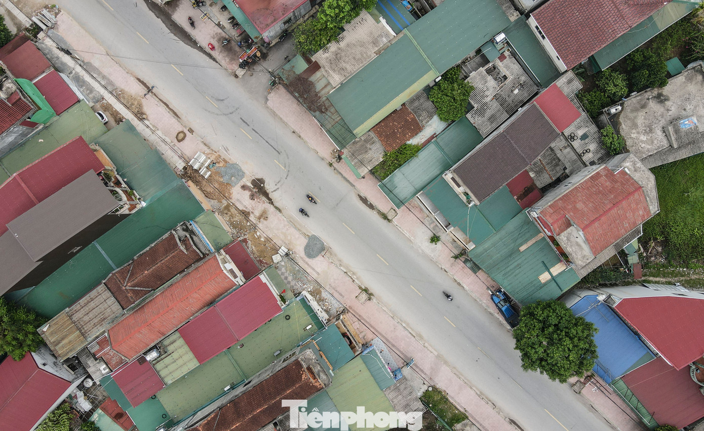 Ông Lương Tiến Thành - cán bộ BQL dự án đầu tư xây dựng công trình giao thông Hà Tĩnh cho biết, các nhà thầu đã sản xuất cơ bản xong cấu kiện đúc sẵn (rãnh thoát nước dọc, cống ngang); đắp đất; lắp đặt rãnh dọc, cống ngang và thi công cơ bản các hạng mục cầu Đụn, cầu Gon…