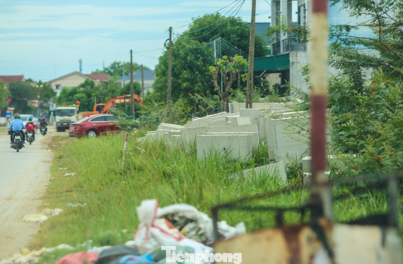 Cấu kiện nằm ngổn ngang xen đất phong hóa, bụi bờ.