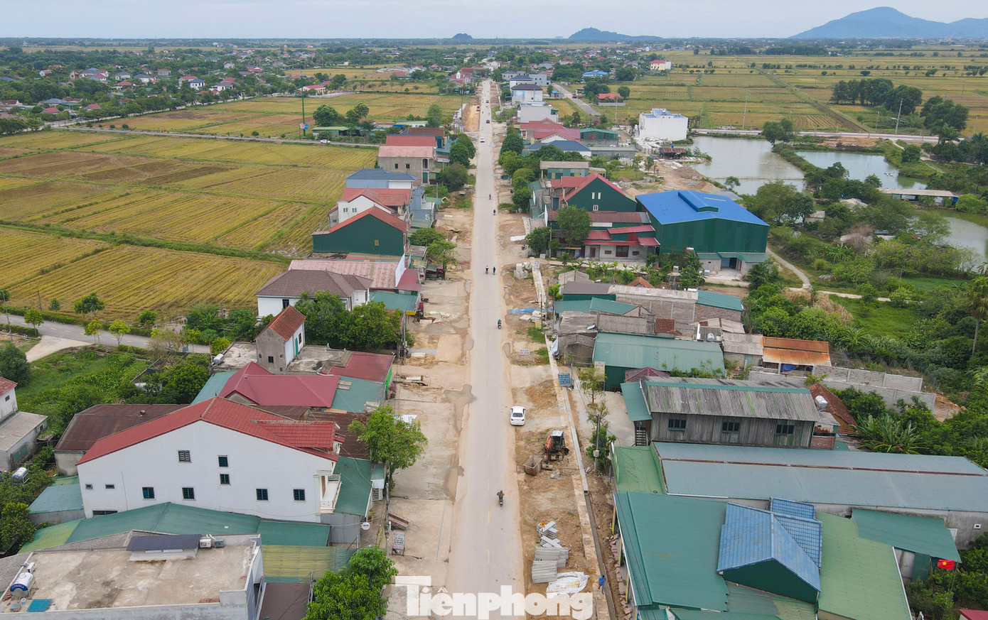Mặt bằng còn vướng khiến nhà thầu phải thi công nhảy cóc. Hệ thống đất phong hóa, mương rãnh thoát nước nằm ngổn ngang.