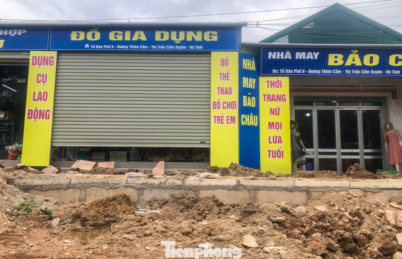 Mặt bằng còn vướng khiến nhà thầu phải thi công nhảy cóc. Hệ thống đất phong hóa, mương rãnh thoát nước nằm ngổn ngang.