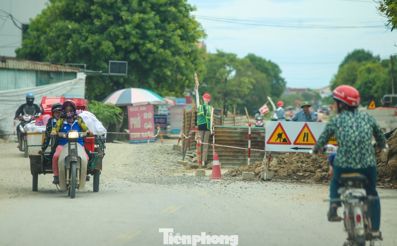 Theo các nhà thầu, do mặt bằng chưa bàn giao hết nên không thể thi công cùng lúc mà có mặt bằng ở đâu thì bố trí máy móc, nhân công thi công đến đó. Trong hình, việc thi công “nhảy cóc” cũng khiến người dân gặp khó khăn khi lưu thông trên tuyến.