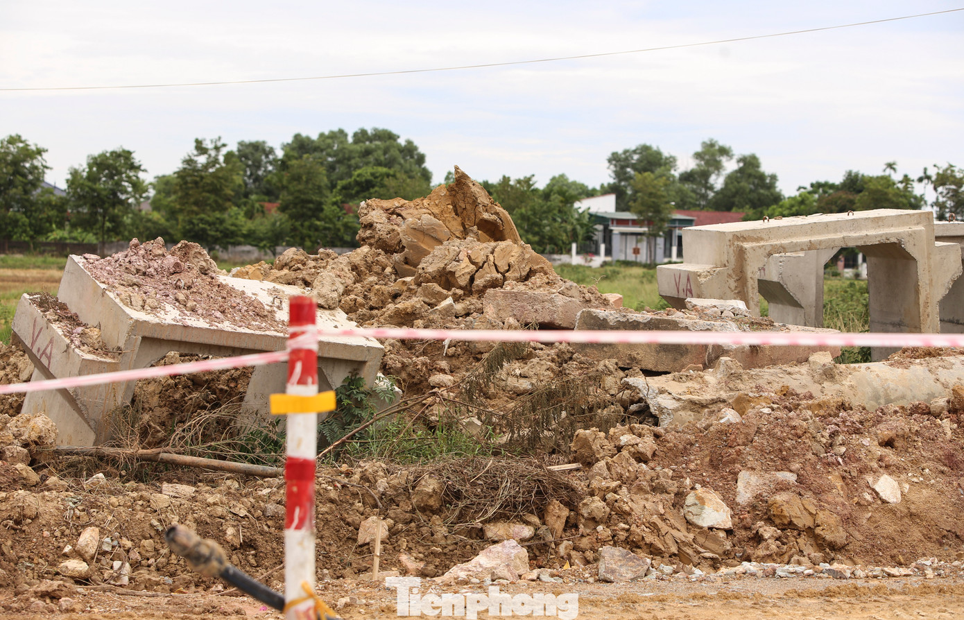 Cấu kiện nằm ngổn ngang xen đất phong hóa, bụi bờ.