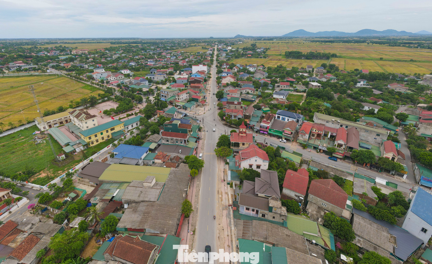 Triển khai từ tháng 10/2023, sau gần 1 năm thi công, đến nay dự án vẫn còn ngổn ngang do vướng mặt bằng. Ngoài ra, trên tuyến còn vướng hệ thống đường điện trung thế, hạ thế; hệ thống đường ống nước sạch, việc thi công của các đơn vị hết sức khó khăn.