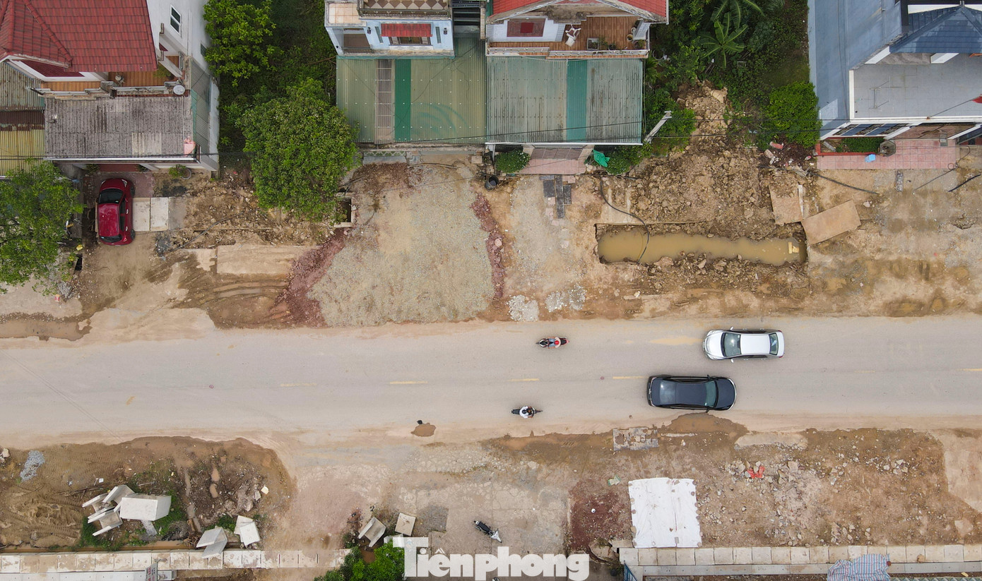 Mặt bằng còn vướng khiến nhà thầu phải thi công nhảy cóc. Hệ thống đất phong hóa, mương rãnh thoát nước nằm ngổn ngang.