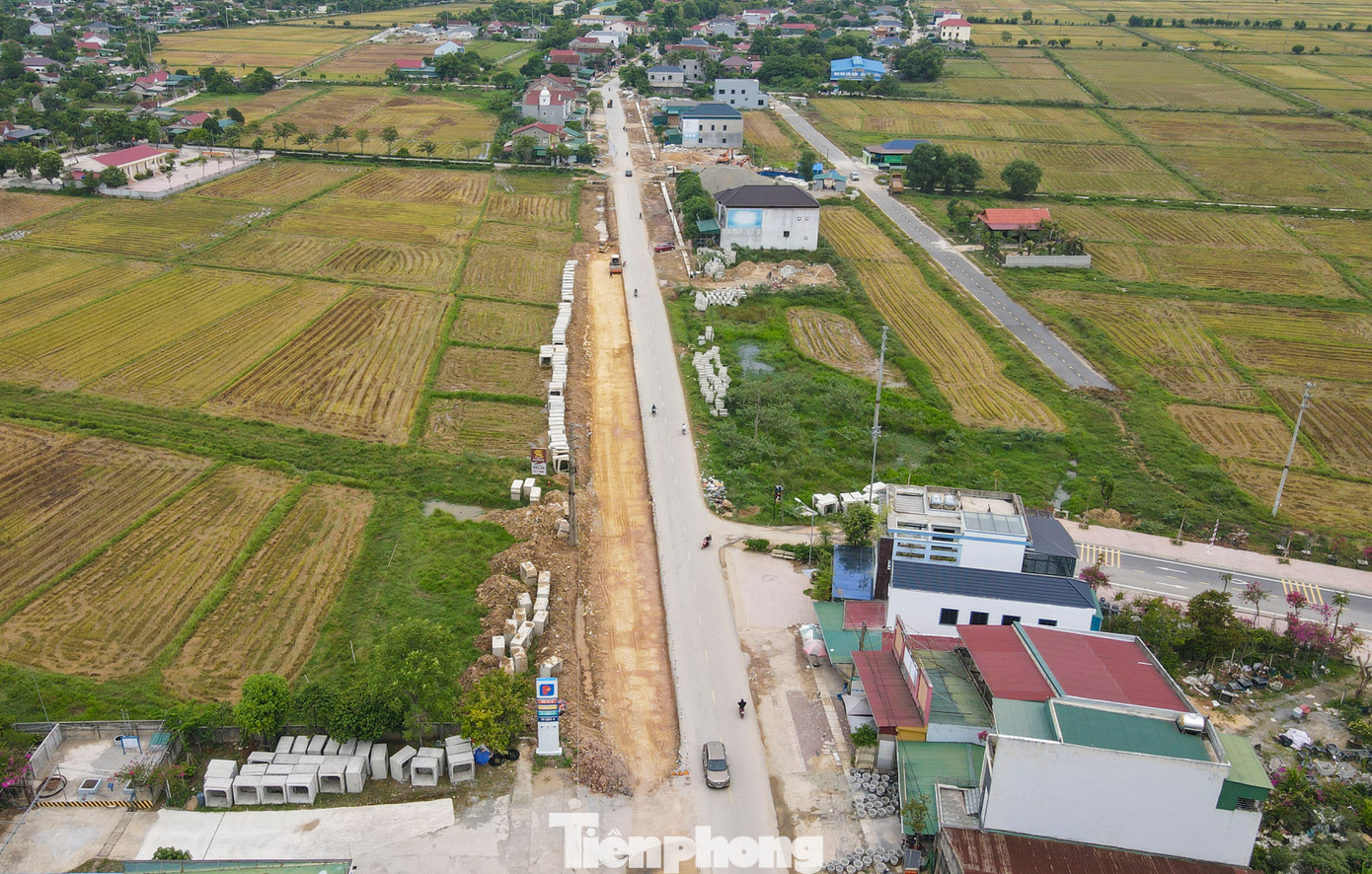 Chủ đầu tư đang đốc thúc nhà thầu thi công các vị trí đã có mặt bằng để đạt tiến độ đề ra trước mùa mưa lũ. Trong khi đó, UBND huyện Cẩm Xuyên cho biết đã hoàn thành kiểm kê 100% đối với các hộ dân bị ảnh hưởng bởi dự án. Địa phương đang tập trung xác định nguồn gốc, thời điểm sử dụng đất, sử dụng tài sản để có cơ sở áp giá, phê duyệt, chi trả kinh phí bồi thường phù hợp, sớm có mặt bằng sạch cho dự án.