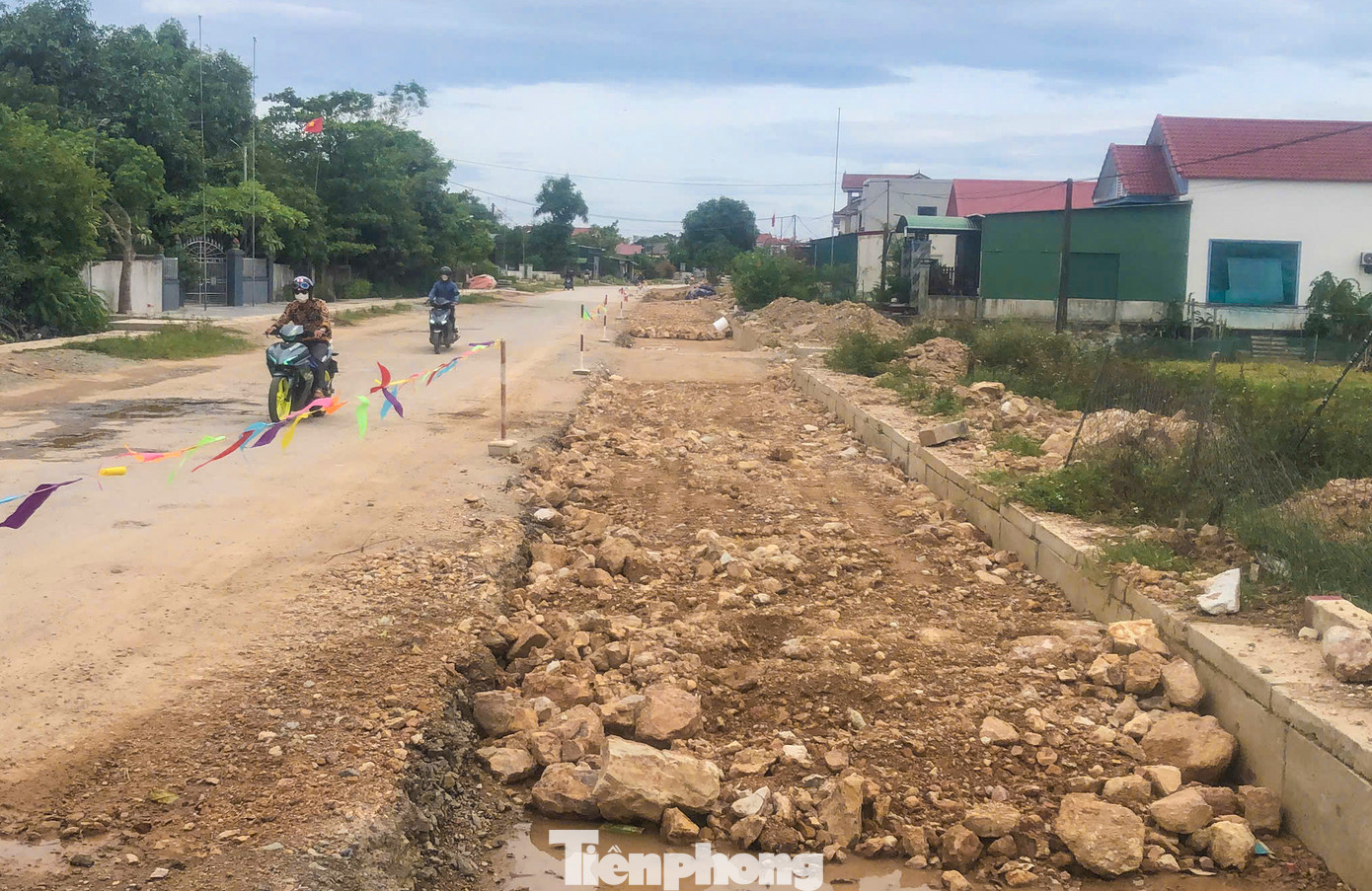 Đại diện chủ đầu tư cho biết lượng đất đắp để phục vụ cho dự án rất khan hiếm. Các mỏ đất dự toán gần công trình đều chủ yếu đá nhiều khiến các đơn vị thi công phải chủ động, chấp nhận lấy đất san lấp ở các vị trí xa hơn.