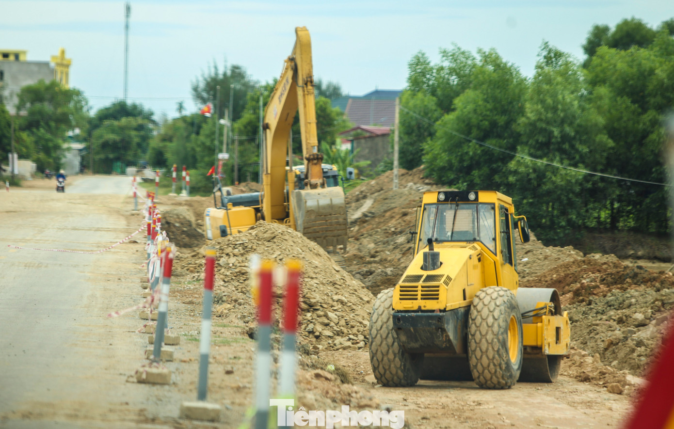 Chủ đầu tư đang đốc thúc nhà thầu thi công các vị trí đã có mặt bằng để đạt tiến độ đề ra trước mùa mưa lũ. Trong khi đó, UBND huyện Cẩm Xuyên cho biết đã hoàn thành kiểm kê 100% đối với các hộ dân bị ảnh hưởng bởi dự án. Địa phương đang tập trung xác định nguồn gốc, thời điểm sử dụng đất, sử dụng tài sản để có cơ sở áp giá, phê duyệt, chi trả kinh phí bồi thường phù hợp, sớm có mặt bằng sạch cho dự án.