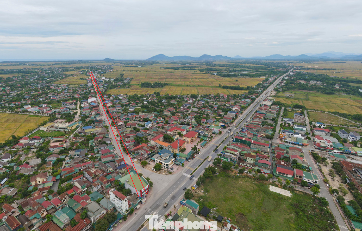 Dự án nâng cấp, mở rộng Quốc lộ 8C từ thị trấn Thiên Cầm đến Quốc lộ 1 (huyện Cẩm Xuyên) và đoạn nút giao Quốc lộ 8A tại xã Sơn Long đến nút giao đường Hồ Chí Minh (xã Sơn Trung, huyện Hương Sơn) có tổng chiều dài 27,7km. Công trình do Sở GTVT Hà Tĩnh làm chủ đầu tư với nguồn vốn gần 1.100 tỷ đồng.