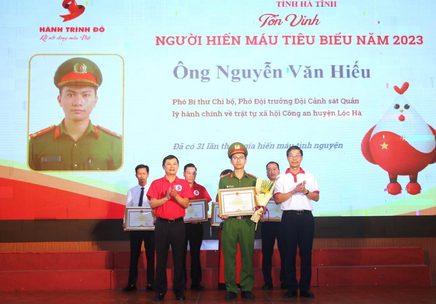 Thượng úy Hiếu được vinh danh, nhận Bằng khen của Chủ tịch UBND tỉnh Hà Tĩnh. Thượng úy Hiếu được vinh danh, nhận Bằng khen của Chủ tịch UBND tỉnh Hà Tĩnh.