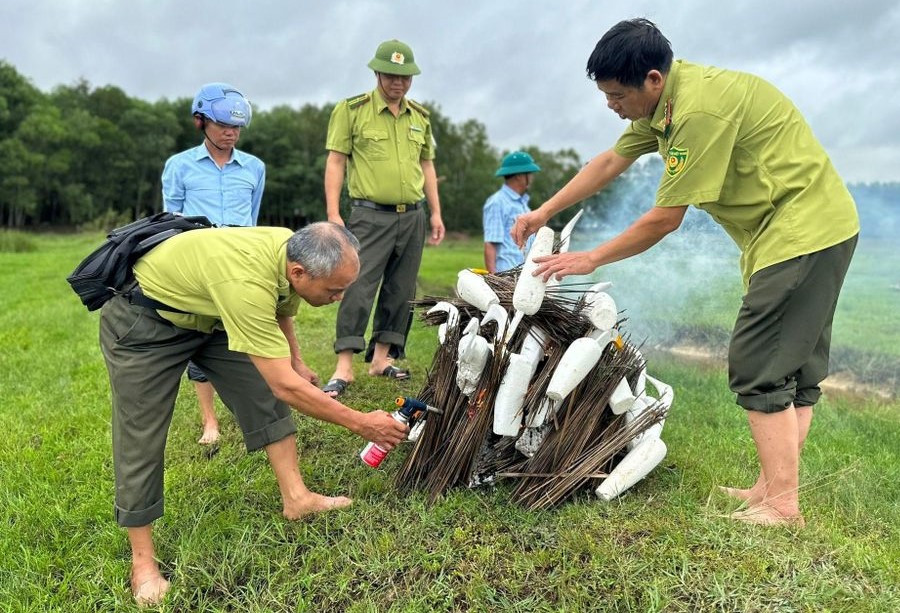 Hàng nghìn bộ dụng cụ bẫy chim trời bị tháo dỡ, tiêu hủy. Hàng nghìn bộ dụng cụ bẫy chim trời bị tháo dỡ, tiêu hủy.