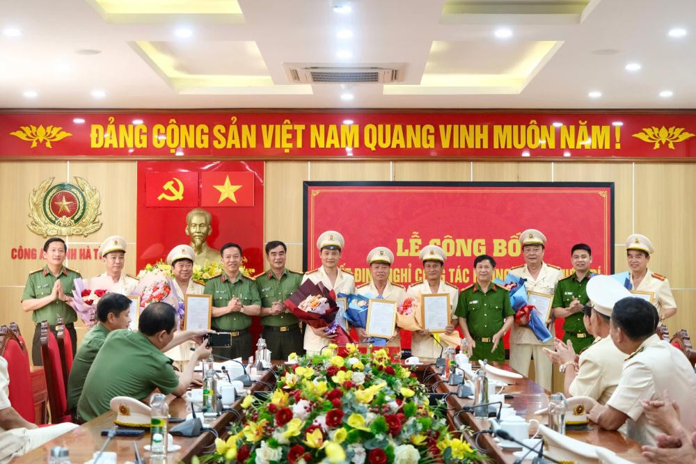 Lãnh đạo công an tỉnh trao quyết định nghỉ công tác hưởng chế độ hưu trí cho các cán bộ.