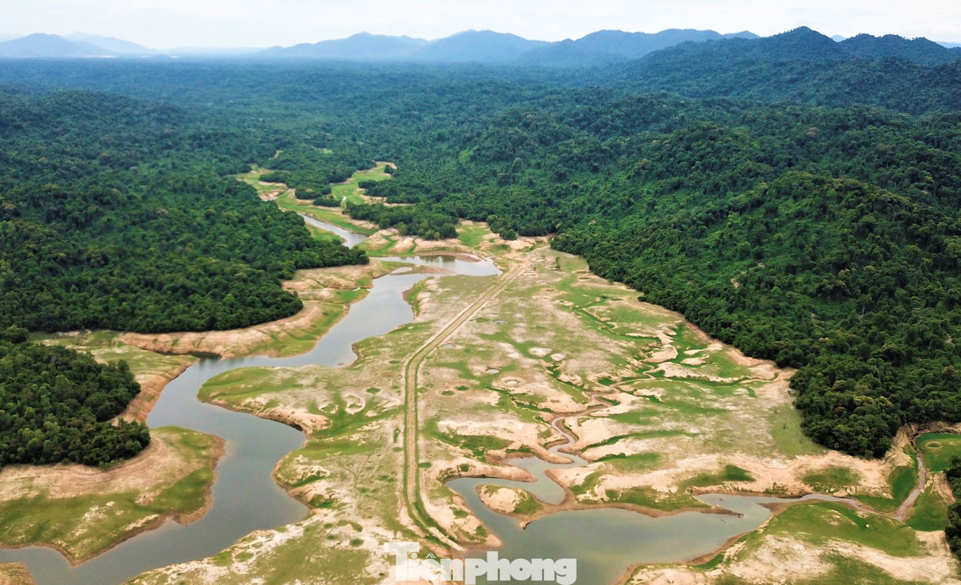 Dấu tích sân bay dã chiến LiBi trong lòng hồ Kẻ Gỗ. Dấu tích sân bay dã chiến LiBi trong lòng hồ Kẻ Gỗ.