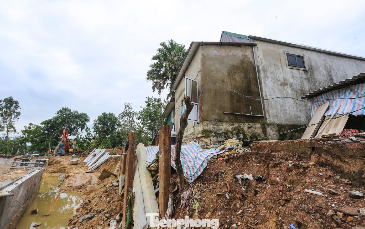 Quá trình xây dựng dự án do gặp đợt mưa lũ do cơn bão số 4 gây ra đã khiến tiến độ dự án bị đình trệ. Một số vị trí chưa kịp dựng bờ kè có nguy cơ sạt lở tiếp.