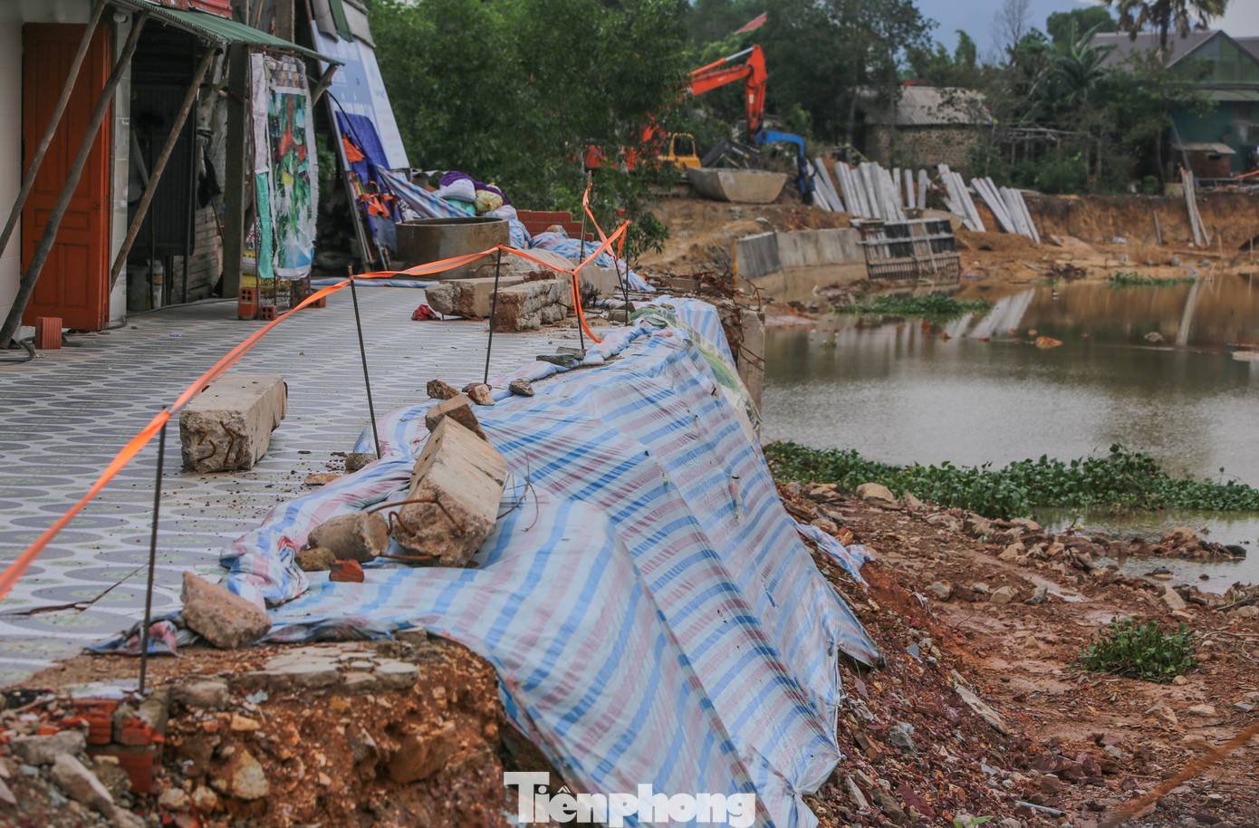 “Mỗi đợt mưa lũ, có hơn 50 hộ dân sinh sống dọc 2 bên bờ sông Ngàn Mọ bị ảnh hưởng bởi tình trạng sạt lở, thường xuyên phải sơ tán để đảm bảo an toàn. Khi dự án khắc phục sạt lở triển khai, chính quyền cùng người dân đều kỳ vọng dự án sớm hoàn thiện”, ông Kỷ nói.