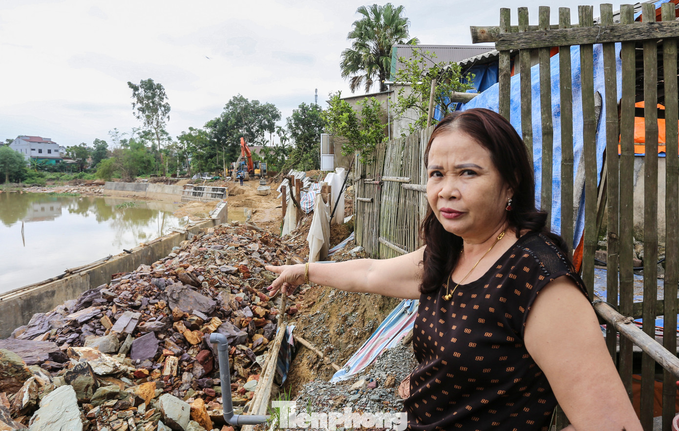 Bà Nguyễn Thị Vân (SN 1967, trú thôn Phương Trứ) cho biết: “Mấy năm qua, đoạn bờ sông Ngàn Mọ liên tiếp xảy ra tình trạng sạt lở, cuốn trôi nhiều diện tích đất và công trình phụ, chuồng trại của người dân. Sau mỗi đợt mưa lũ, tình trạng sạt lở càng mạnh, lấn sâu hơn. Mới đây, dự án xây dựng kè khắc phục sạt lở được triển khai, chúng tôi rất vui mừng và mong công trình sớm hoàn thiện, giúp người dân yên tâm sinh sống”.