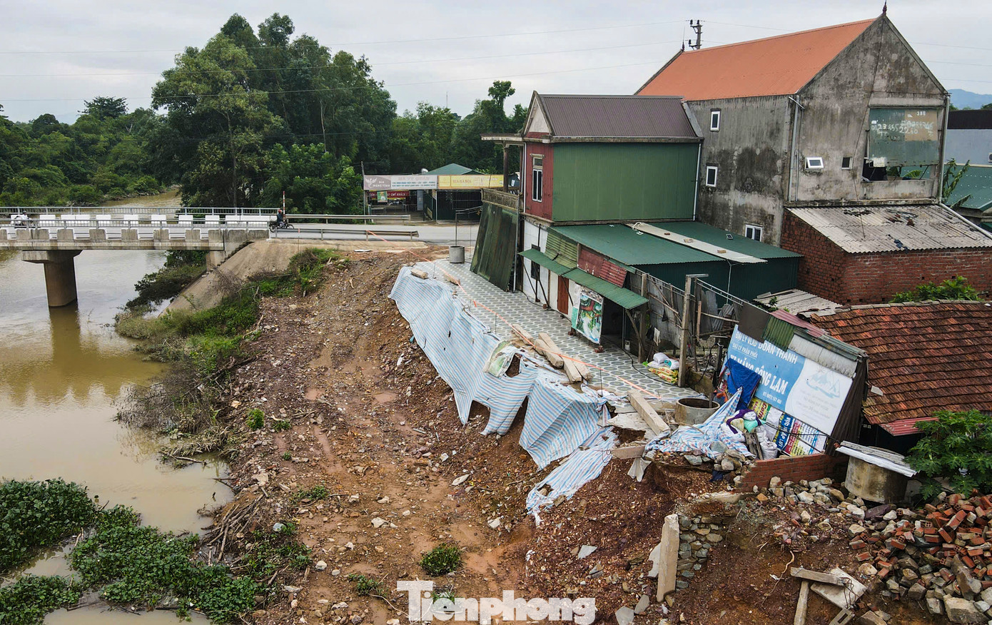 Ông Võ Tá Kỷ - Chủ tịch UBND xã Cẩm Duệ cho biết, ngoài điểm sạt lở ở thôn Phương Trứ vừa được đầu tư kinh phí 14,8 tỷ đồng để xây dựng kè khắc phục sạt lở, địa bàn xã còn xuất hiện ít nhất 5 điểm sạt lở khác ở các thôn Trung Thành, Thống Nhất, Quốc Tiến, Trần Phú...