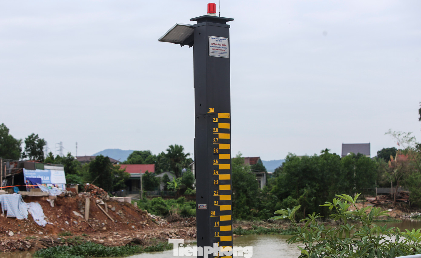 Mùa mưa lũ, lưu lượng nước sông Ngàn Mọ dâng cao. Dọc sông có nhiều vị trí xung yếu xảy ra sạt lở.