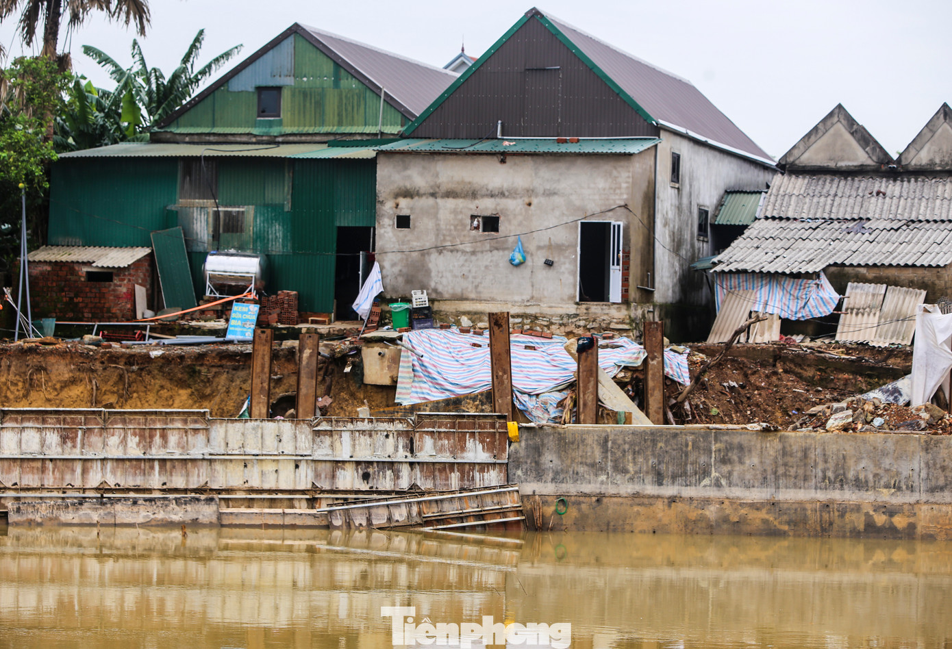 Đây là dự án cấp bách được UBND huyện Cẩm Xuyên làm chủ đầu tư với tổng mức vốn hơn 14,8 tỷ đồng, nhằm bảo đảm an toàn cho người dân và hạ tầng dân sinh trước mùa mưa bão.