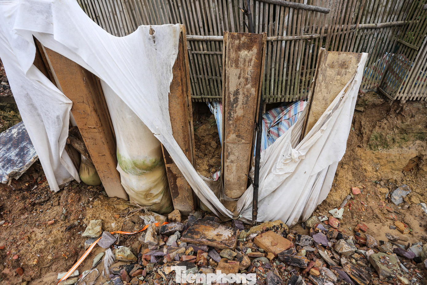 Để đảm bảo an toàn cho tài sản, công trình dân sinh các hộ dân, đơn vị thi công đã đóng các cọc thép, lót vải địa để hạn chế sạt lở.