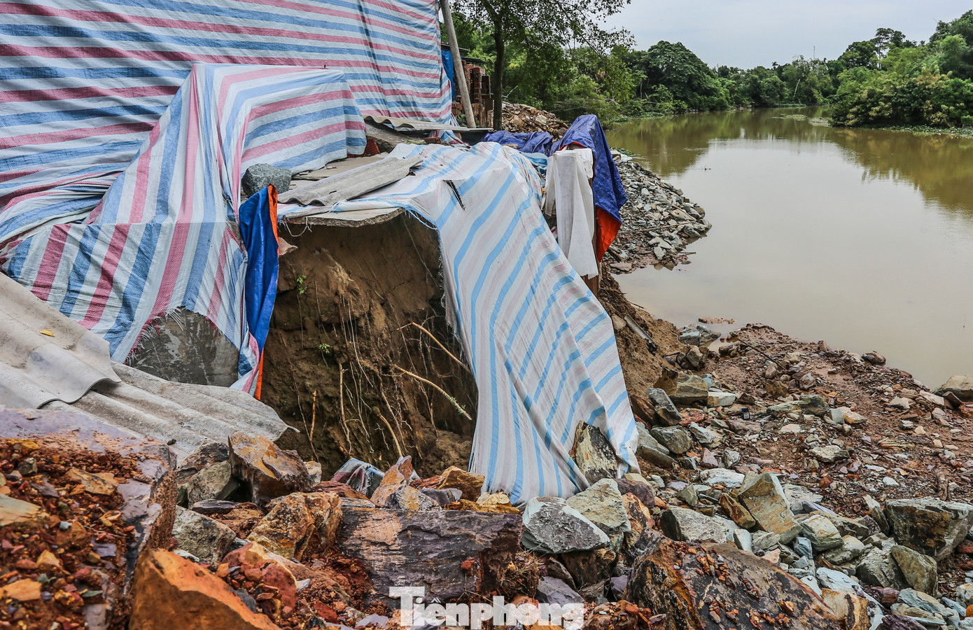Để đảm bảo an toàn cho tài sản, công trình dân sinh các hộ dân, đơn vị thi công đã đóng các cọc thép, lót vải địa để hạn chế sạt lở.