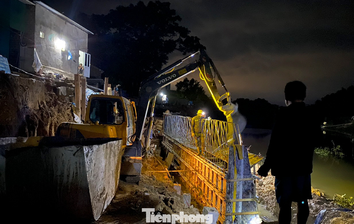 Nhà thầu thi công xuyên đêm, đẩy tiến độ dự án sớm hoàn thành, đảm bảo an toàn cho người dân chịu ảnh hưởng sạt lở.
