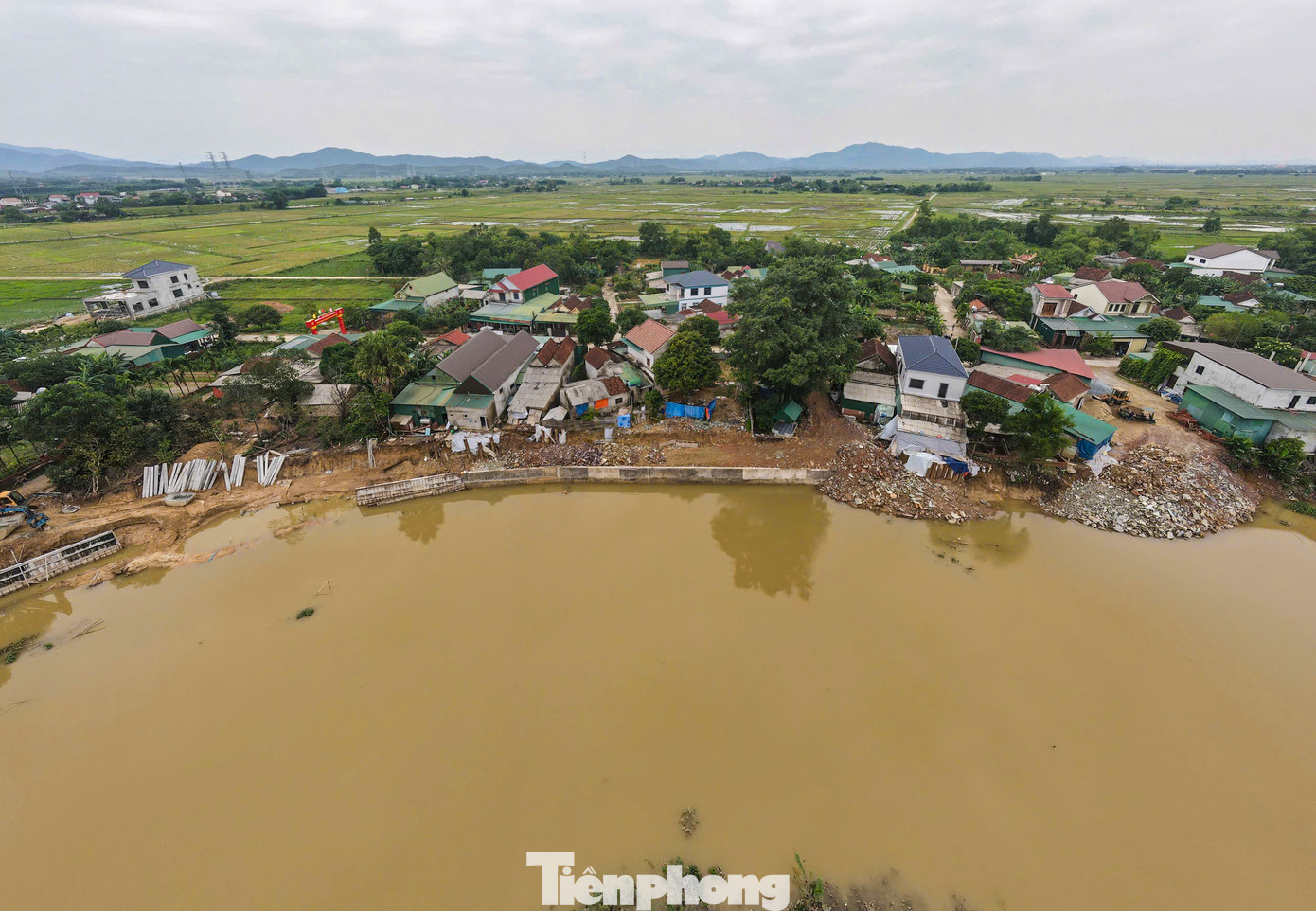 Ông Phạm Hoàng Anh – Phó Chủ tịch UBND huyện Cẩm Xuyên cho biết, dự án khắc phục sạt lở bờ tả sông Ngàn Mọ, hạ lưu cầu Chợ Vực là dự án cấp bách của địa phương nên từ lúc khởi công, huyện luôn theo sát, chỉ đạo, yêu cầu đơn vị quản lý, nhà thầu thi công đẩy nhanh tiến độ, sớm về đích để đảm bảo an toàn tính mạng và tài sản cho người dân.