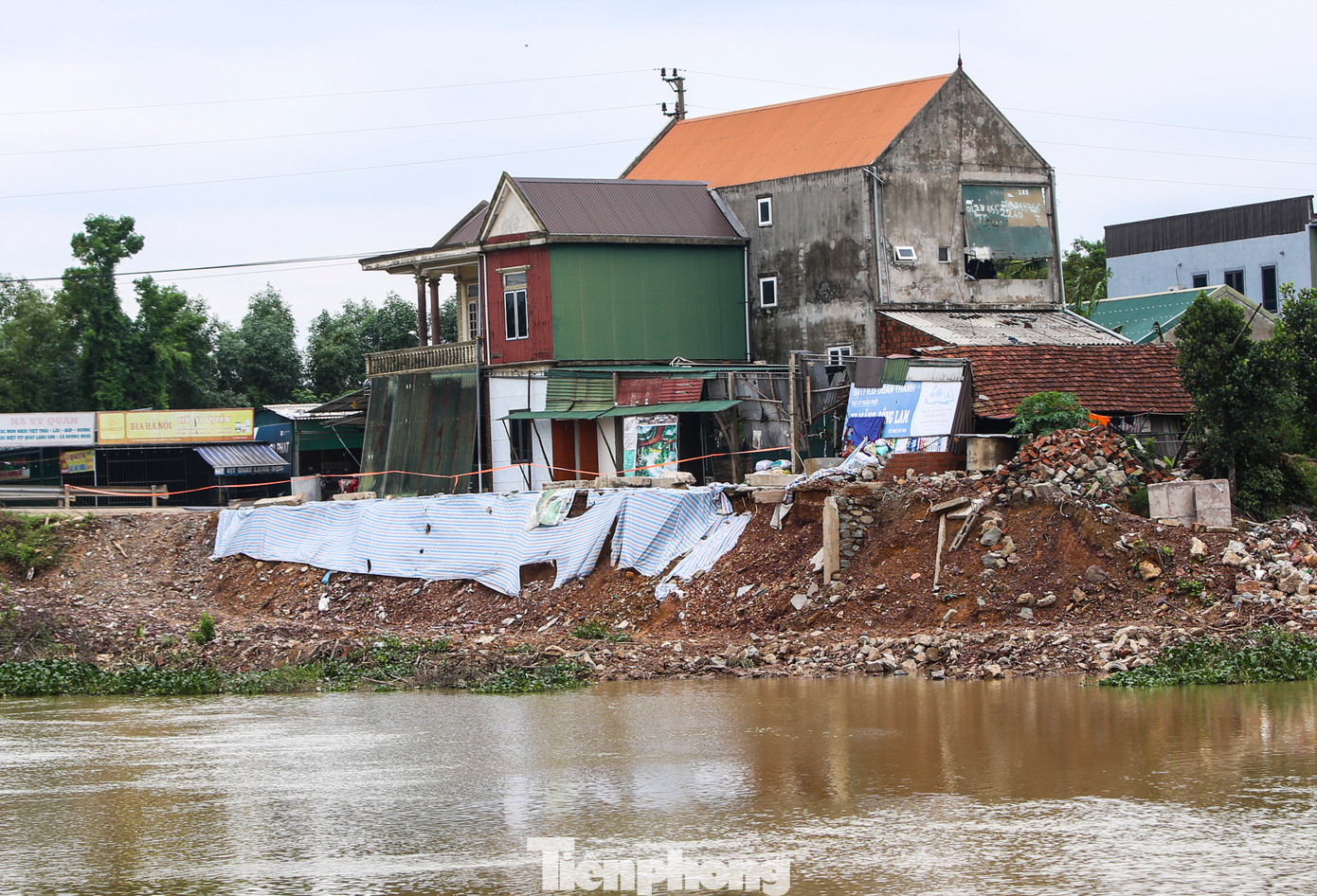 Trục vớt, hủy nổ quả bom cạnh mép sông ở Hà Tĩnh ảnh 9