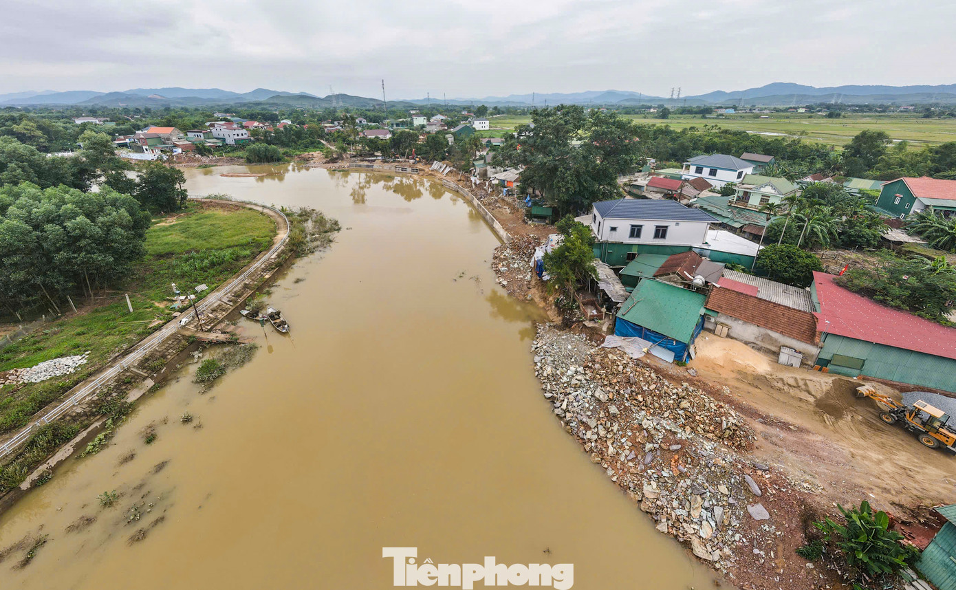 Tại dự án khắc phục sạt lở bờ tả sông Ngàn Mọ, hạ lưu cầu Chợ Vực, đoạn qua xã Cẩm Duệ (huyện Cẩm Xuyên), tranh thủ những ngày không mưa, các công nhân cùng máy móc nỗ lực thi công dự án.