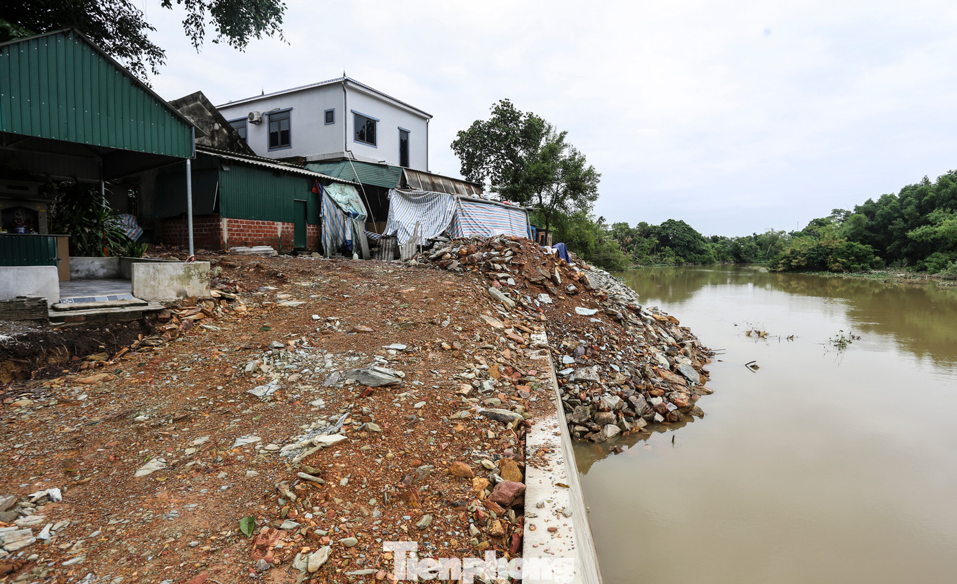 Để đảm bảo an toàn cho tài sản, công trình dân sinh các hộ dân, đơn vị thi công đã đóng các cọc thép, lót vải địa để hạn chế sạt lở.