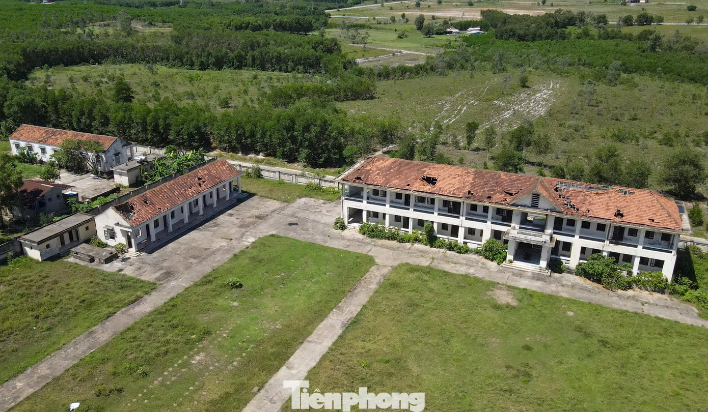 Lãnh đạo UBND xã Kỳ Lợi cho biết, ngôi trường xây nên nhưng bỏ hoang do thiếu học sinh. Địa phương đã làm tờ trình xin quy hoạch, gộp cơ sở vật chất và khuôn viên trường này vào trường mầm non để tránh lãng phí. Hiện vẫn còn khoảng 1.500 hộ dân của xã chưa lên khu tái định cư.