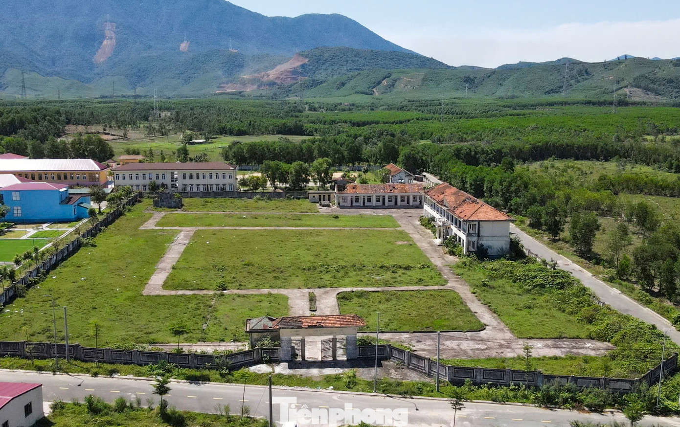 Năm 2010, để nhường đất phục vụ các dự án lớn tại Khu kinh tế Vũng Áng, UBND tỉnh Hà Tĩnh đã có chủ trương lập khu tái định cư Tân Phúc Thành (phường Kỳ Trinh, thị xã Kỳ Anh) để di dời hàng nghìn hộ dân tại xã Kỳ Lợi lên sinh sống. Toàn bộ các công trình gồm trụ sở UBND xã, trường học, trạm y tế tại khu tái định cư Tân Phúc Thành được UBND tỉnh chi 33 tỷ đồng, giao Ban quản lý Khu kinh tế tỉnh làm chủ đầu tư xây dựng.